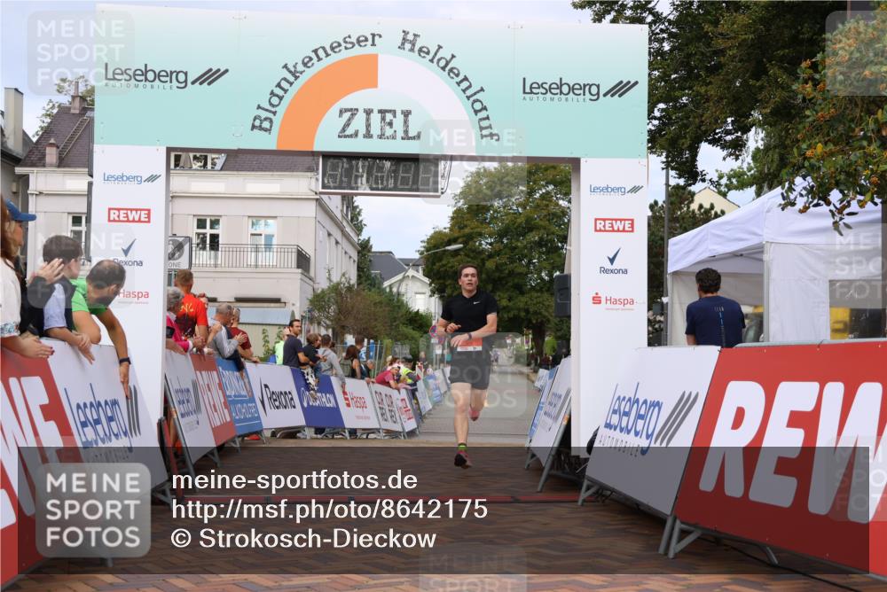 31.08.2025 - 21. Blankeneser Heldenlauf Strokosch-Dieckow http://msf.ph/oto/8642175 31.08.2025 09:38:36 Ziel 1085, 1084, 1174 meine-sportfotos.de
