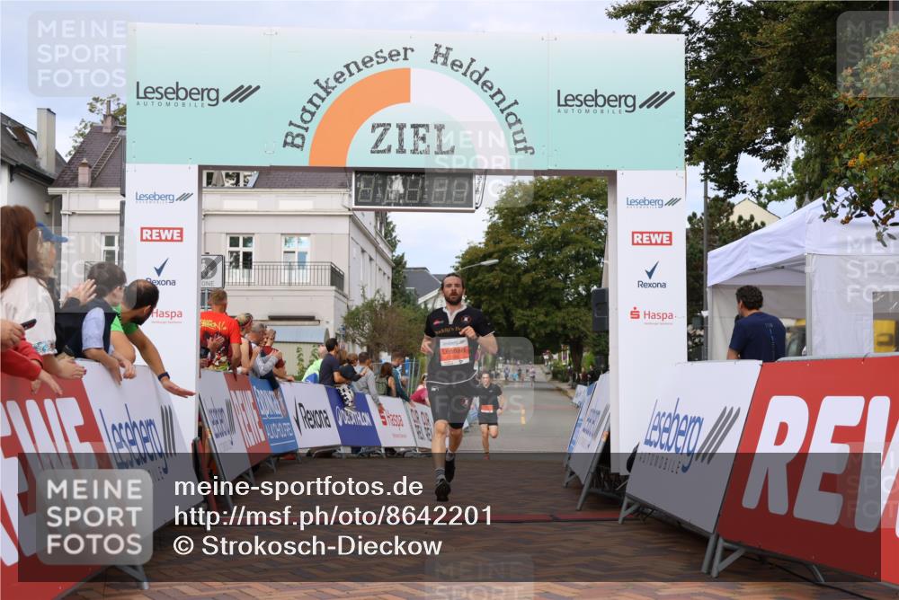 31.08.2025 - 21. Blankeneser Heldenlauf Strokosch-Dieckow http://msf.ph/oto/8642201 31.08.2025 09:38:33 Ziel 1085, 1084, 1174 meine-sportfotos.de