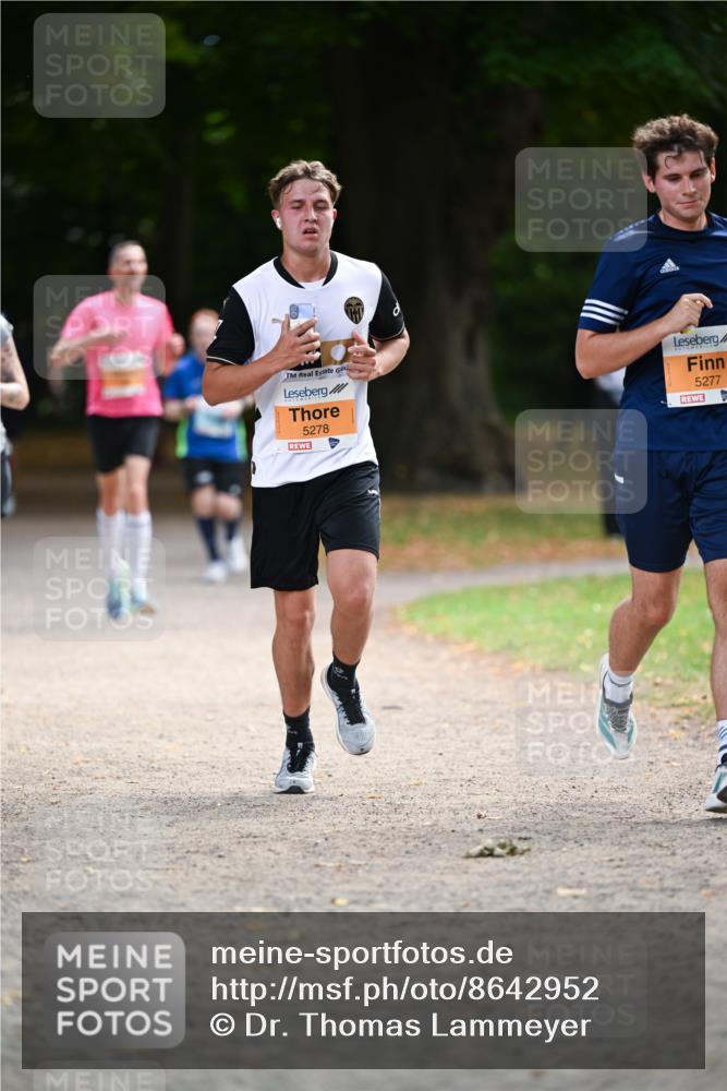 31.08.2025 - 21. Blankeneser Heldenlauf Dr. Thomas Lammeyer http://msf.ph/oto/8642952 31.08.2025 11:08:19 Laufen 5278, 5277 meine-sportfotos.de