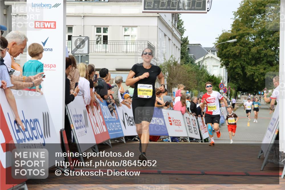 31.08.2025 - 21. Blankeneser Heldenlauf Strokosch-Dieckow http://msf.ph/oto/8645052 31.08.2025 10:23:15 Ziel 2293, 2508, 2643, 2394 meine-sportfotos.de
