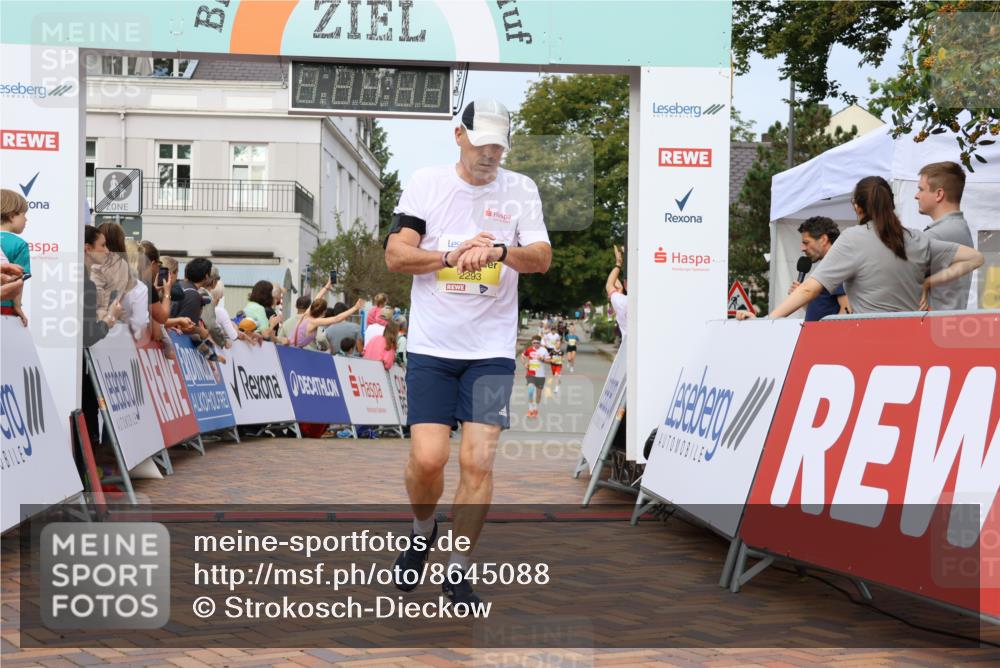 31.08.2025 - 21. Blankeneser Heldenlauf Strokosch-Dieckow http://msf.ph/oto/8645088 31.08.2025 10:23:11 Ziel 2654, 2701, 2293, 2394 meine-sportfotos.de