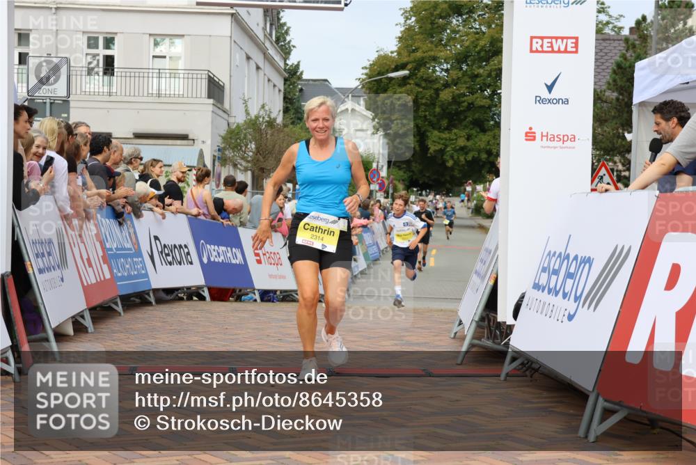 31.08.2025 - 21. Blankeneser Heldenlauf Strokosch-Dieckow http://msf.ph/oto/8645358 31.08.2025 10:22:42 Ziel 2612, 2314, 2412, 2138, 2372 meine-sportfotos.de
