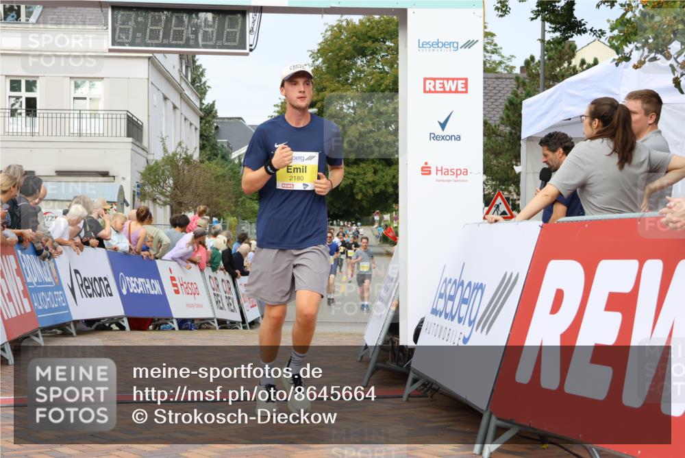 31.08.2025 - 21. Blankeneser Heldenlauf Strokosch-Dieckow http://msf.ph/oto/8645664 31.08.2025 10:22:24 Ziel 2180, 2535, 2536 meine-sportfotos.de
