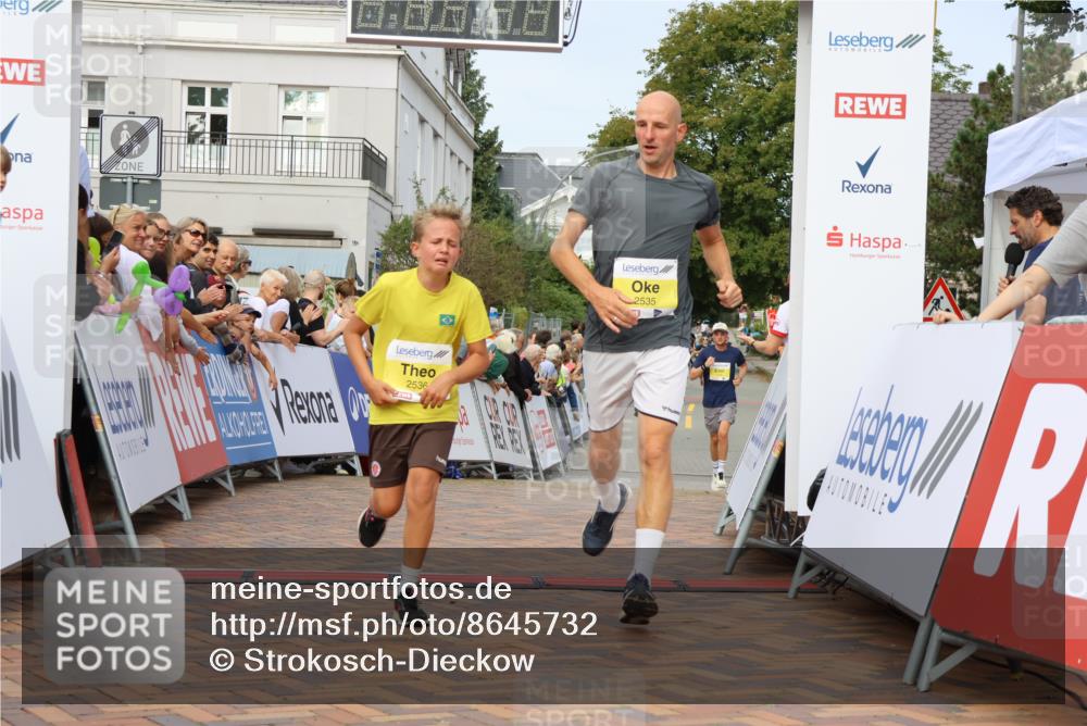 31.08.2025 - 21. Blankeneser Heldenlauf Strokosch-Dieckow http://msf.ph/oto/8645732 31.08.2025 10:22:19 Ziel 2180, 2535, 2536 meine-sportfotos.de