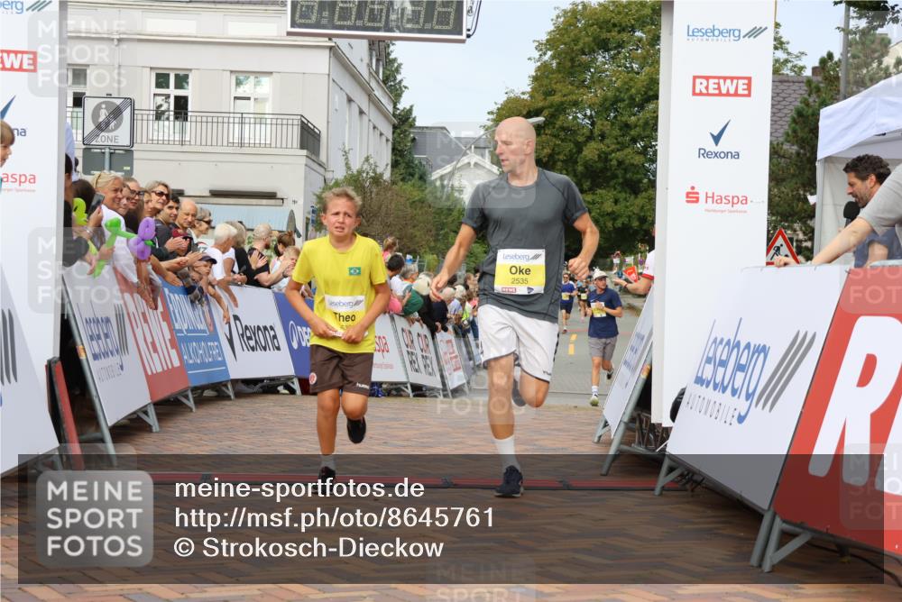 31.08.2025 - 21. Blankeneser Heldenlauf Strokosch-Dieckow http://msf.ph/oto/8645761 31.08.2025 10:22:18 Ziel 2676, 2535, 2536 meine-sportfotos.de