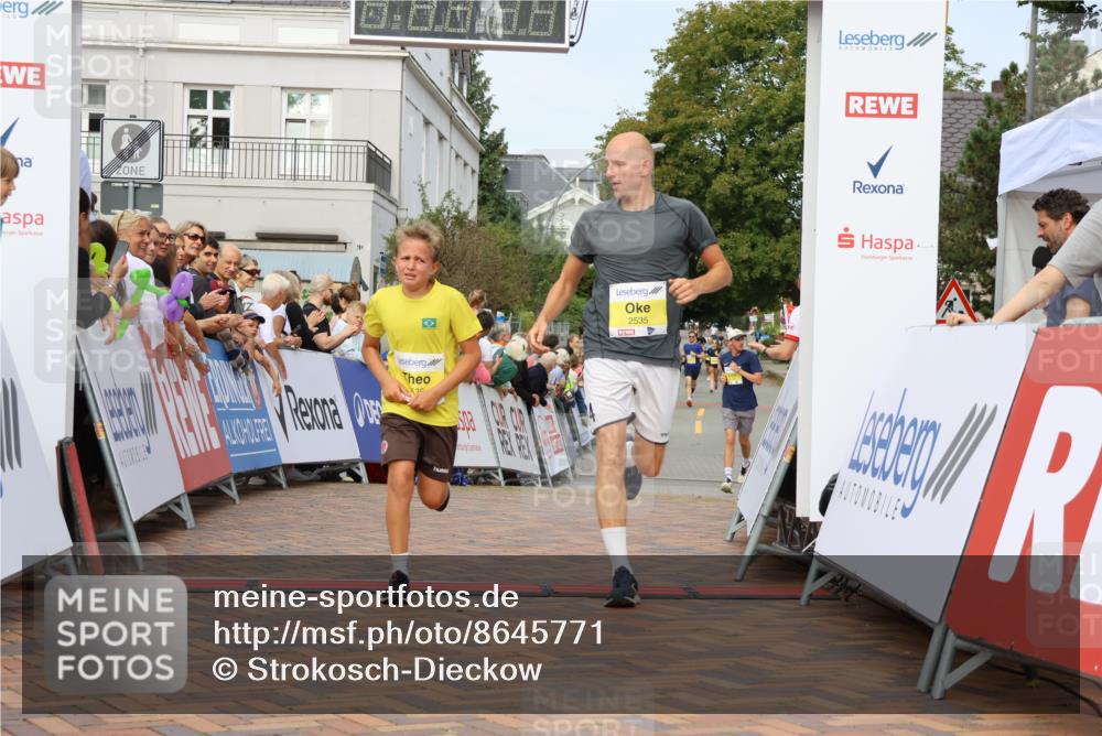31.08.2025 - 21. Blankeneser Heldenlauf Strokosch-Dieckow http://msf.ph/oto/8645771 31.08.2025 10:22:18 Ziel 2676, 2535, 2536 meine-sportfotos.de