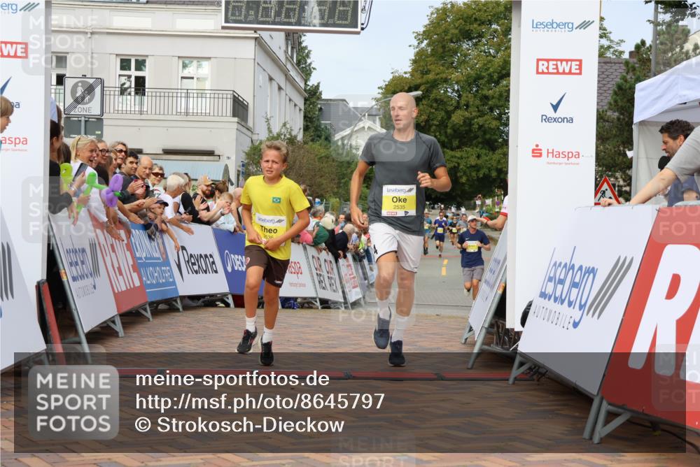 31.08.2025 - 21. Blankeneser Heldenlauf Strokosch-Dieckow http://msf.ph/oto/8645797 31.08.2025 10:22:18 Ziel 2676, 2535, 2536 meine-sportfotos.de