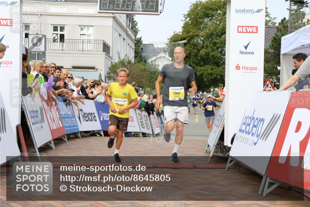 31.08.2025 - 21. Blankeneser Heldenlauf Strokosch-Dieckow http://msf.ph/oto/8645805 31.08.2025 10:22:18 Ziel 2676, 2535, 2536 meine-sportfotos.de
