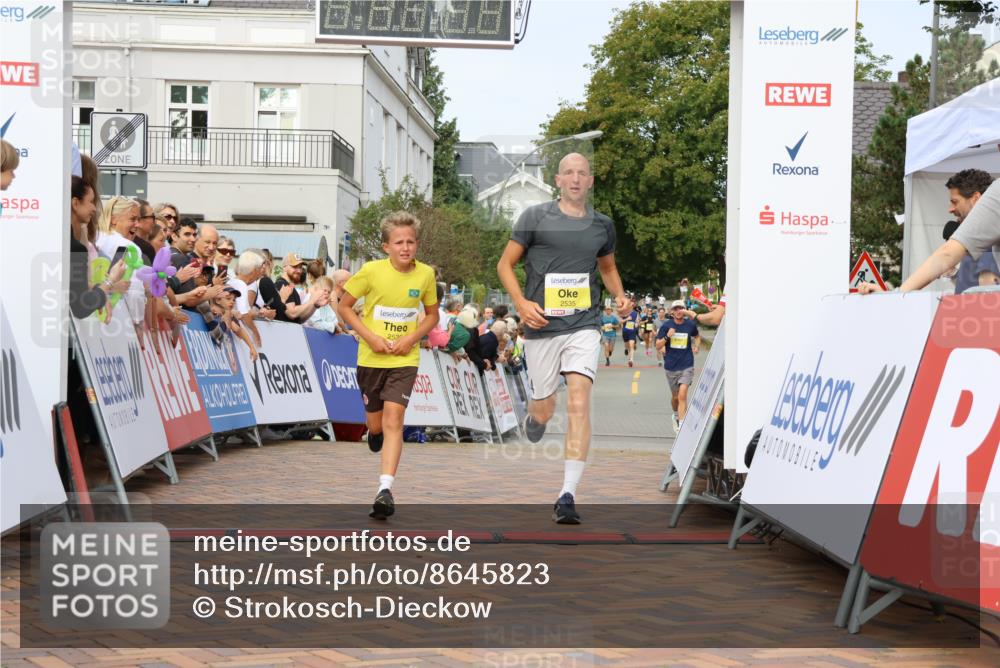 31.08.2025 - 21. Blankeneser Heldenlauf Strokosch-Dieckow http://msf.ph/oto/8645823 31.08.2025 10:22:18 Ziel 2676, 2535, 2536 meine-sportfotos.de