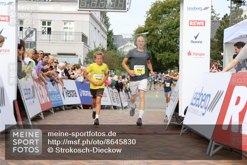 31.08.2025 - 21. Blankeneser Heldenlauf Strokosch-Dieckow http://msf.ph/oto/8645830 31.08.2025 10:22:18 Ziel 2676, 2535, 2536 meine-sportfotos.de