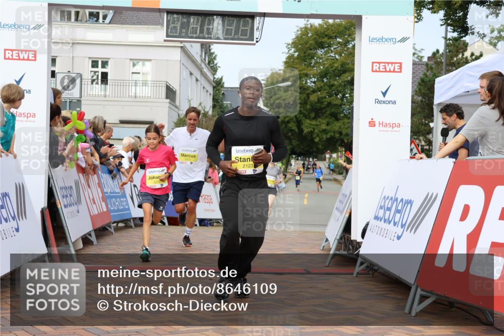 31.08.2025 - 21. Blankeneser Heldenlauf Strokosch-Dieckow http://msf.ph/oto/8646109 31.08.2025 10:21:55 Ziel 2720, 2526, 2123, 2272, 2271, 2273, 2408 meine-sportfotos.de