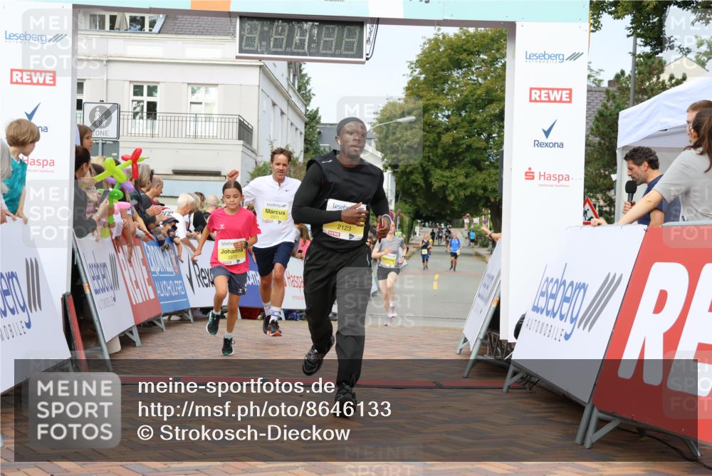 31.08.2025 - 21. Blankeneser Heldenlauf Strokosch-Dieckow http://msf.ph/oto/8646133 31.08.2025 10:21:54 Ziel 2720, 2526, 2123, 2272, 2271, 2273, 2408 meine-sportfotos.de