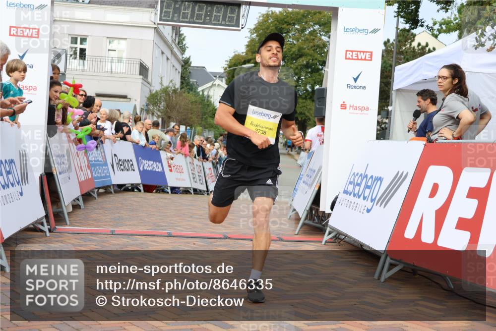 31.08.2025 - 21. Blankeneser Heldenlauf Strokosch-Dieckow http://msf.ph/oto/8646335 31.08.2025 10:21:34 Ziel 2738, 2427, 2051 meine-sportfotos.de