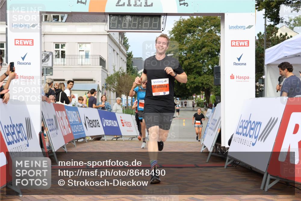 31.08.2025 - 21. Blankeneser Heldenlauf Strokosch-Dieckow http://msf.ph/oto/8648490 31.08.2025 09:47:33 Ziel 1149, 1004, 1142 meine-sportfotos.de