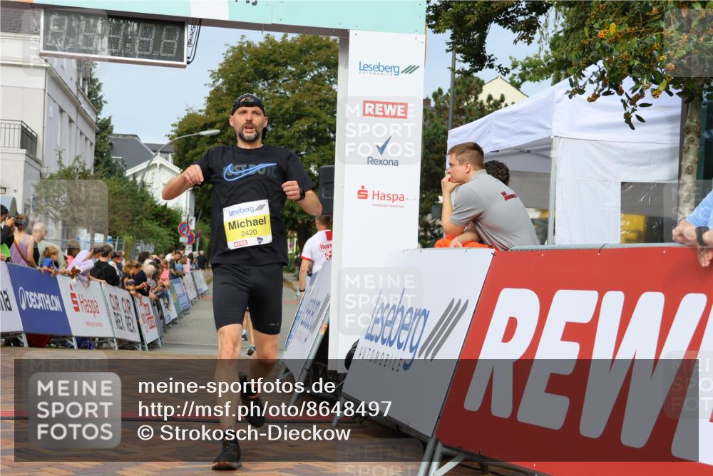 31.08.2025 - 21. Blankeneser Heldenlauf Strokosch-Dieckow http://msf.ph/oto/8648497 31.08.2025 10:17:49 Ziel 2711, 2420, 2403 meine-sportfotos.de
