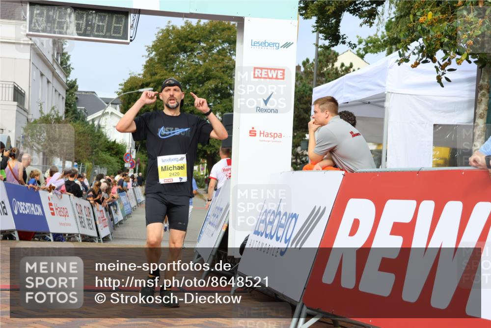 31.08.2025 - 21. Blankeneser Heldenlauf Strokosch-Dieckow http://msf.ph/oto/8648521 31.08.2025 10:17:49 Ziel 2711, 2420, 2403 meine-sportfotos.de