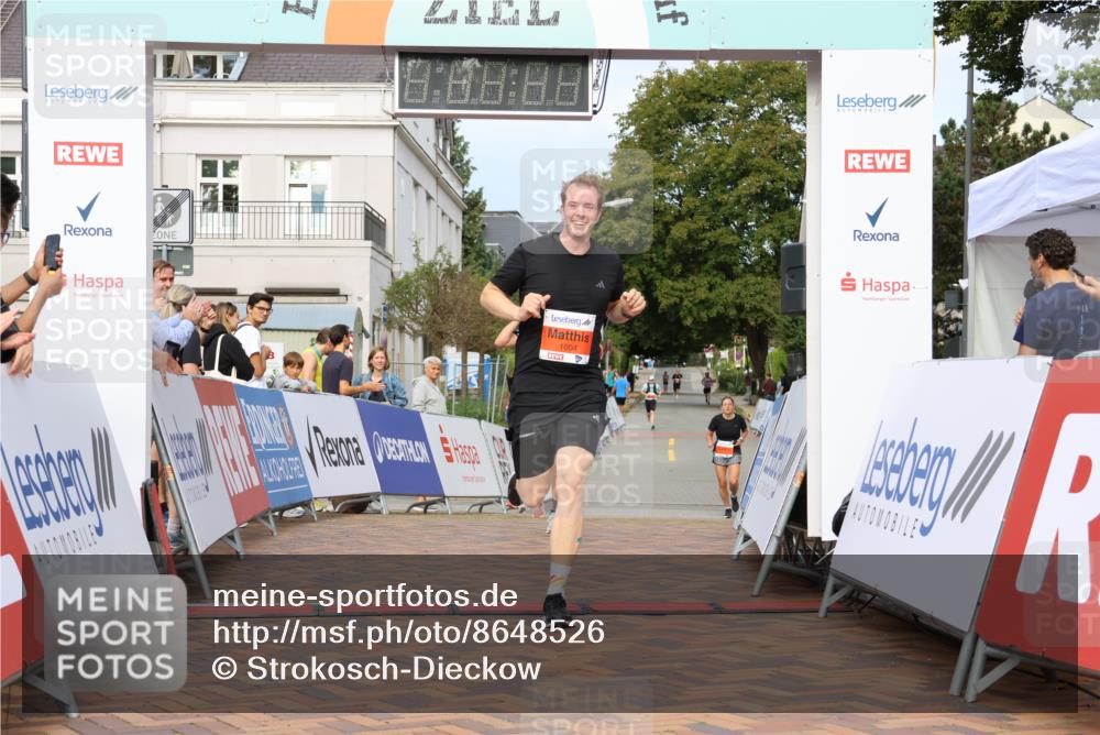 31.08.2025 - 21. Blankeneser Heldenlauf Strokosch-Dieckow http://msf.ph/oto/8648526 31.08.2025 09:47:33 Ziel 1149, 1004, 1142 meine-sportfotos.de