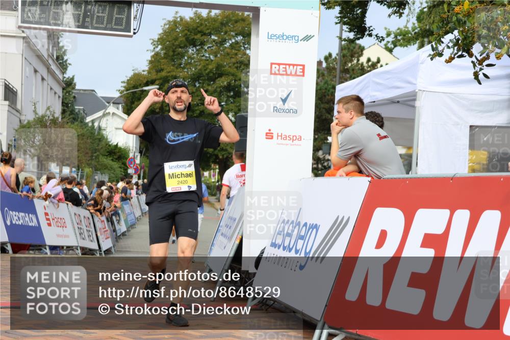 31.08.2025 - 21. Blankeneser Heldenlauf Strokosch-Dieckow http://msf.ph/oto/8648529 31.08.2025 10:17:49 Ziel 2711, 2420, 2403 meine-sportfotos.de