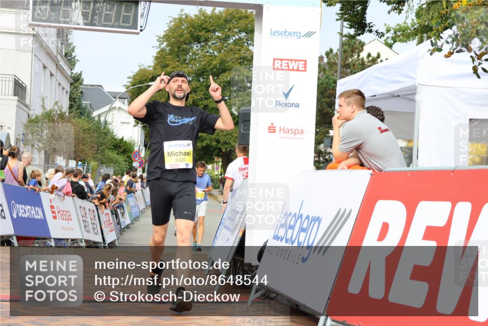 31.08.2025 - 21. Blankeneser Heldenlauf Strokosch-Dieckow http://msf.ph/oto/8648544 31.08.2025 10:17:49 Ziel 2711, 2420, 2403 meine-sportfotos.de