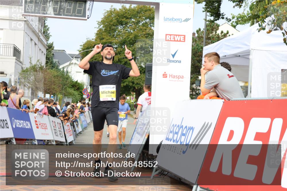 31.08.2025 - 21. Blankeneser Heldenlauf Strokosch-Dieckow http://msf.ph/oto/8648552 31.08.2025 10:17:49 Ziel 2711, 2420, 2403 meine-sportfotos.de