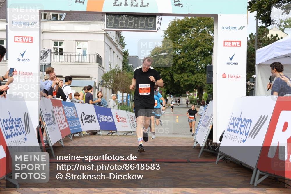 31.08.2025 - 21. Blankeneser Heldenlauf Strokosch-Dieckow http://msf.ph/oto/8648583 31.08.2025 09:47:32 Ziel 1149, 1004, 1142 meine-sportfotos.de