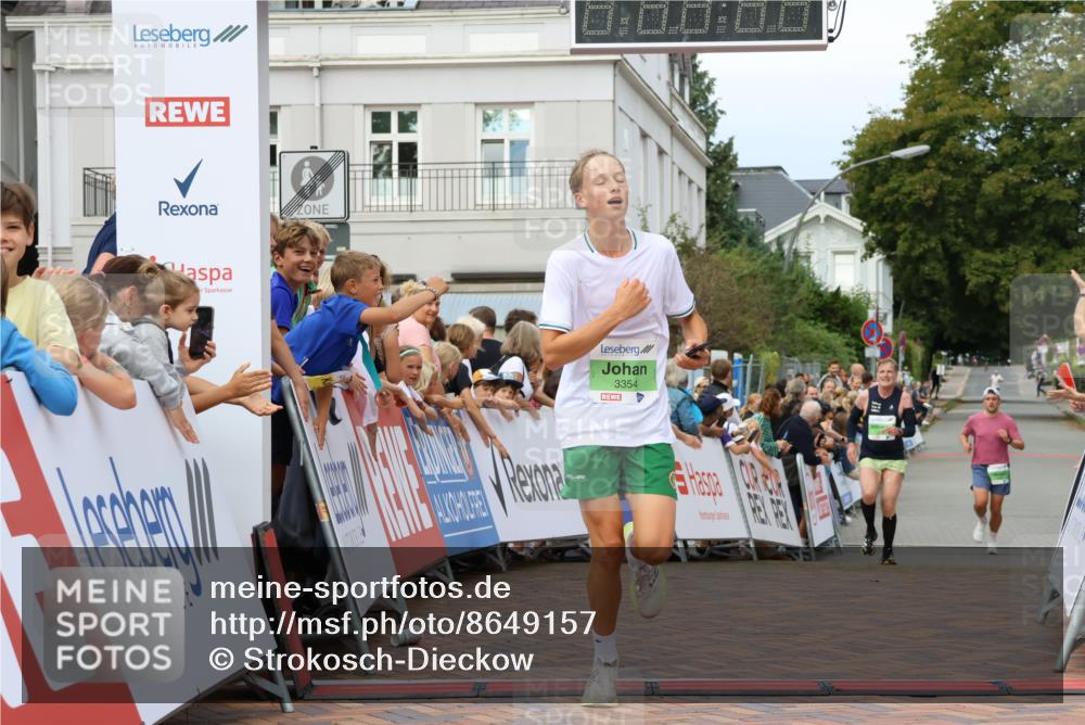 31.08.2025 - 21. Blankeneser Heldenlauf Strokosch-Dieckow http://msf.ph/oto/8649157 31.08.2025 10:50:27 Ziel 3699, 3354, 3564 meine-sportfotos.de