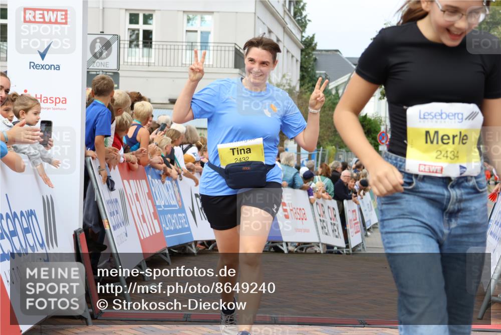 31.08.2025 - 21. Blankeneser Heldenlauf Strokosch-Dieckow http://msf.ph/oto/8649240 31.08.2025 10:49:40 Ziel 2434, 2432, 3329 meine-sportfotos.de