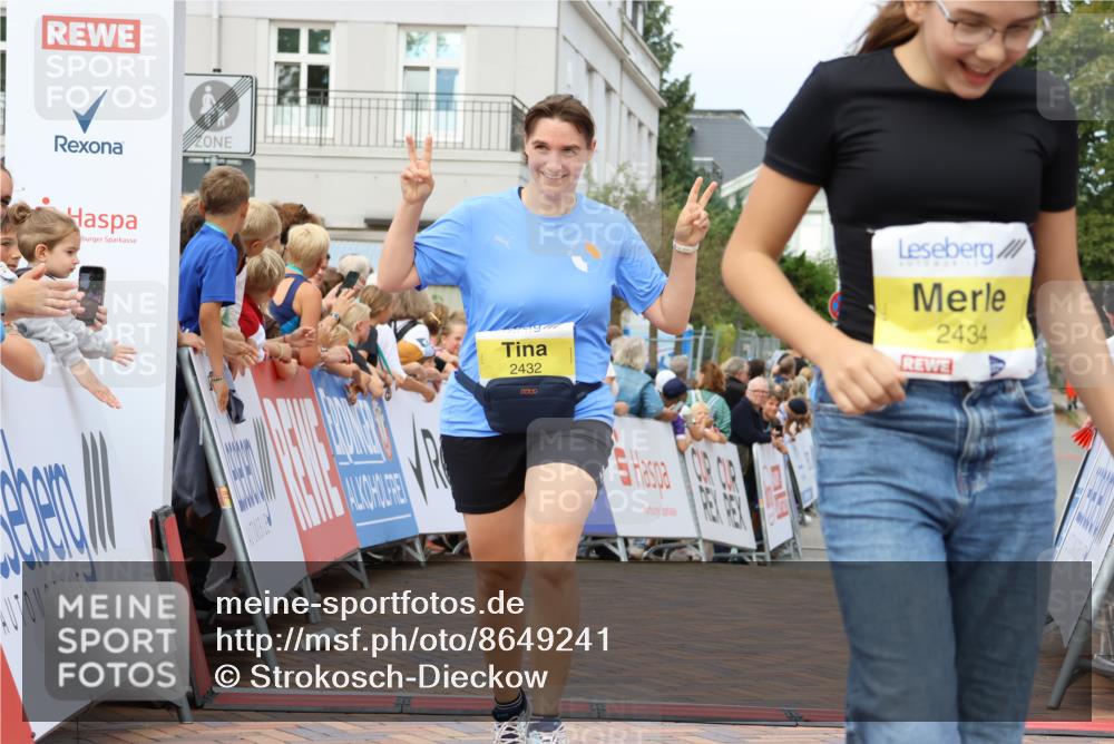 31.08.2025 - 21. Blankeneser Heldenlauf Strokosch-Dieckow http://msf.ph/oto/8649241 31.08.2025 10:49:40 Ziel 2434, 2432, 3329 meine-sportfotos.de