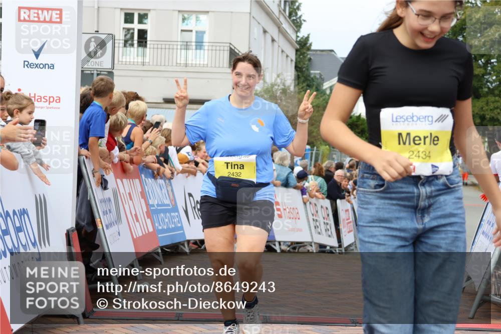 31.08.2025 - 21. Blankeneser Heldenlauf Strokosch-Dieckow http://msf.ph/oto/8649243 31.08.2025 10:49:40 Ziel 2434, 2432, 3329 meine-sportfotos.de