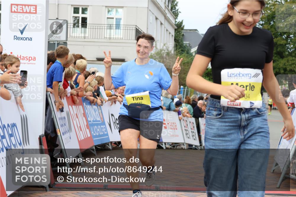 31.08.2025 - 21. Blankeneser Heldenlauf Strokosch-Dieckow http://msf.ph/oto/8649244 31.08.2025 10:49:40 Ziel 2434, 2432, 3329 meine-sportfotos.de