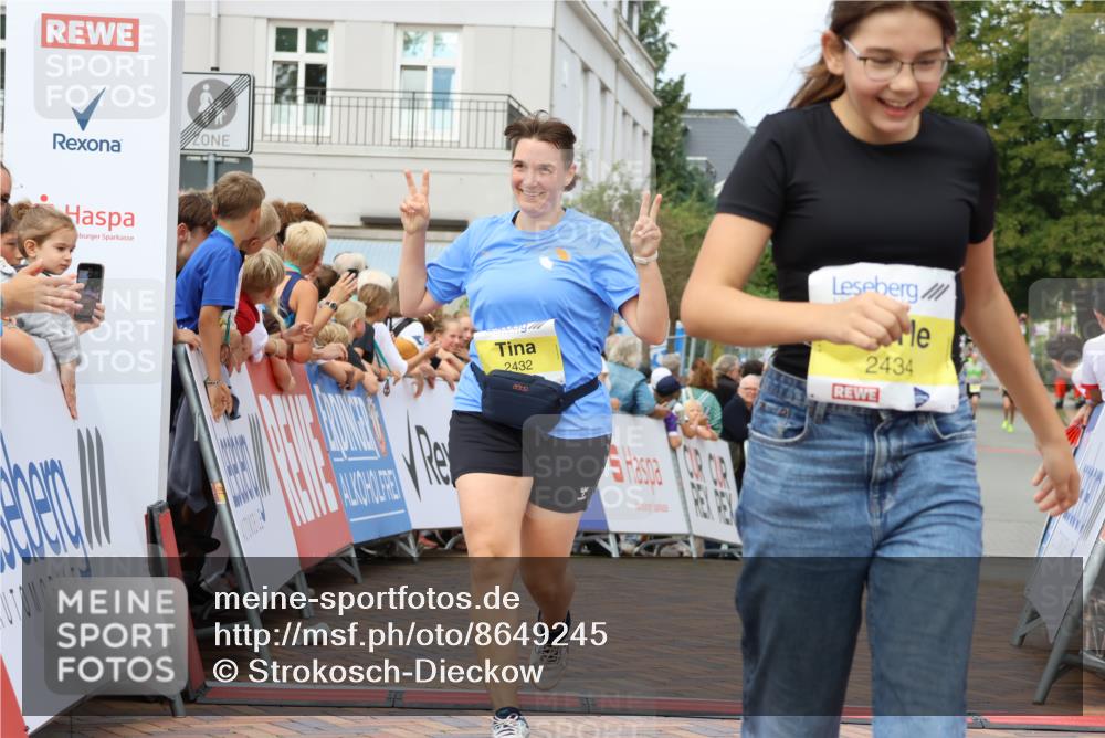 31.08.2025 - 21. Blankeneser Heldenlauf Strokosch-Dieckow http://msf.ph/oto/8649245 31.08.2025 10:49:40 Ziel 2434, 2432, 3329 meine-sportfotos.de