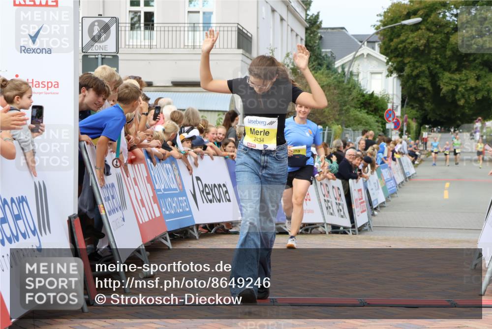 31.08.2025 - 21. Blankeneser Heldenlauf Strokosch-Dieckow http://msf.ph/oto/8649246 31.08.2025 10:49:38 Ziel 2434, 2432, 3329 meine-sportfotos.de