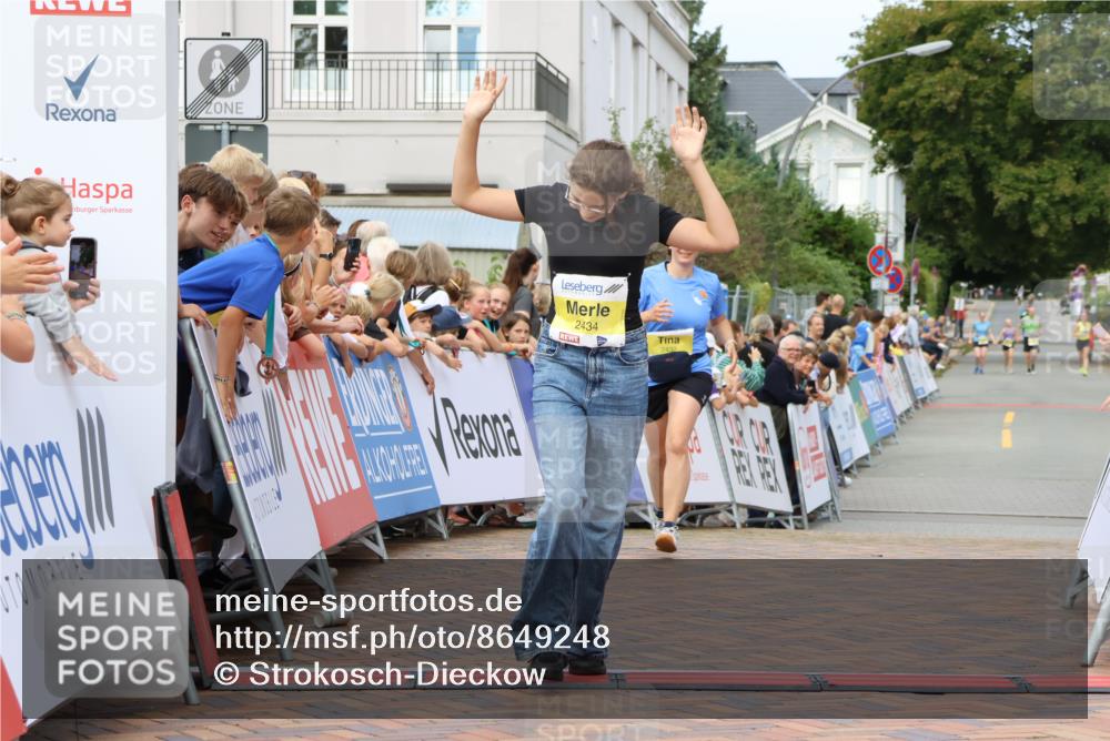 31.08.2025 - 21. Blankeneser Heldenlauf Strokosch-Dieckow http://msf.ph/oto/8649248 31.08.2025 10:49:38 Ziel 2434, 2432, 3329 meine-sportfotos.de