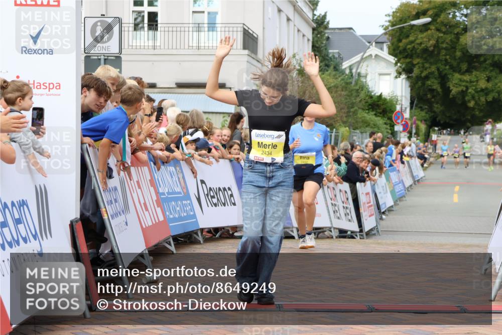 31.08.2025 - 21. Blankeneser Heldenlauf Strokosch-Dieckow http://msf.ph/oto/8649249 31.08.2025 10:49:38 Ziel 2434, 2432, 3329 meine-sportfotos.de