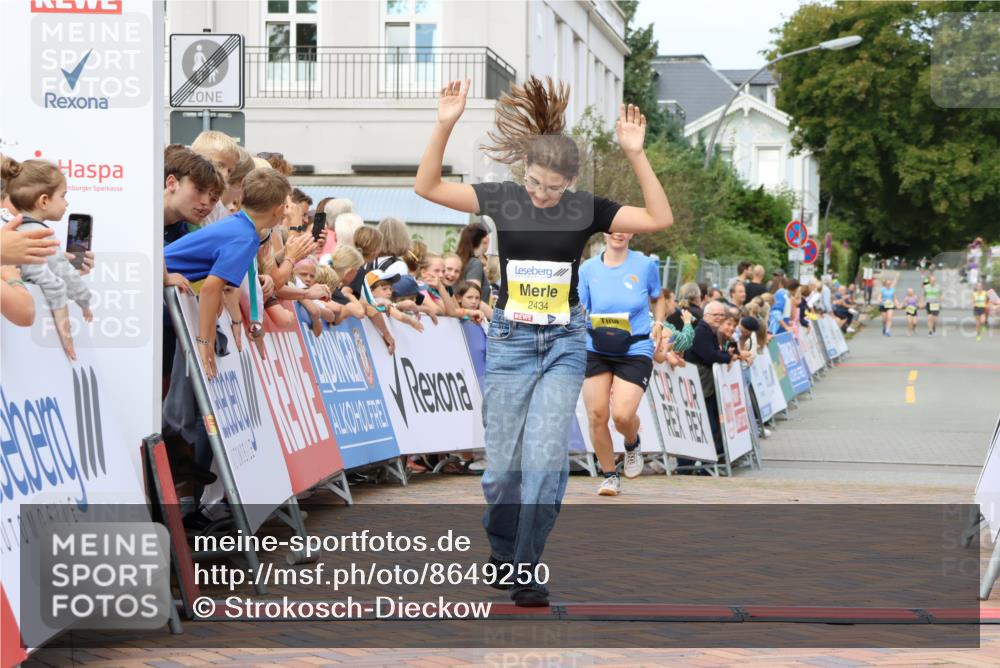 31.08.2025 - 21. Blankeneser Heldenlauf Strokosch-Dieckow http://msf.ph/oto/8649250 31.08.2025 10:49:38 Ziel 2434, 2432, 3329 meine-sportfotos.de