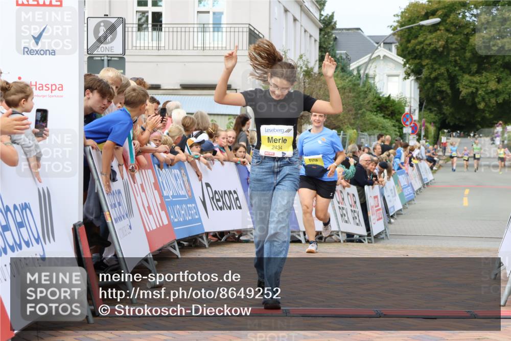 31.08.2025 - 21. Blankeneser Heldenlauf Strokosch-Dieckow http://msf.ph/oto/8649252 31.08.2025 10:49:38 Ziel 2434, 2432, 3329 meine-sportfotos.de