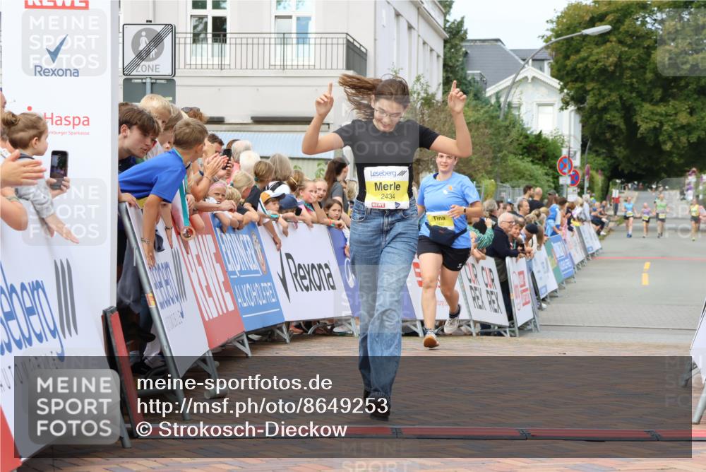 31.08.2025 - 21. Blankeneser Heldenlauf Strokosch-Dieckow http://msf.ph/oto/8649253 31.08.2025 10:49:38 Ziel 2434, 2432, 3329 meine-sportfotos.de