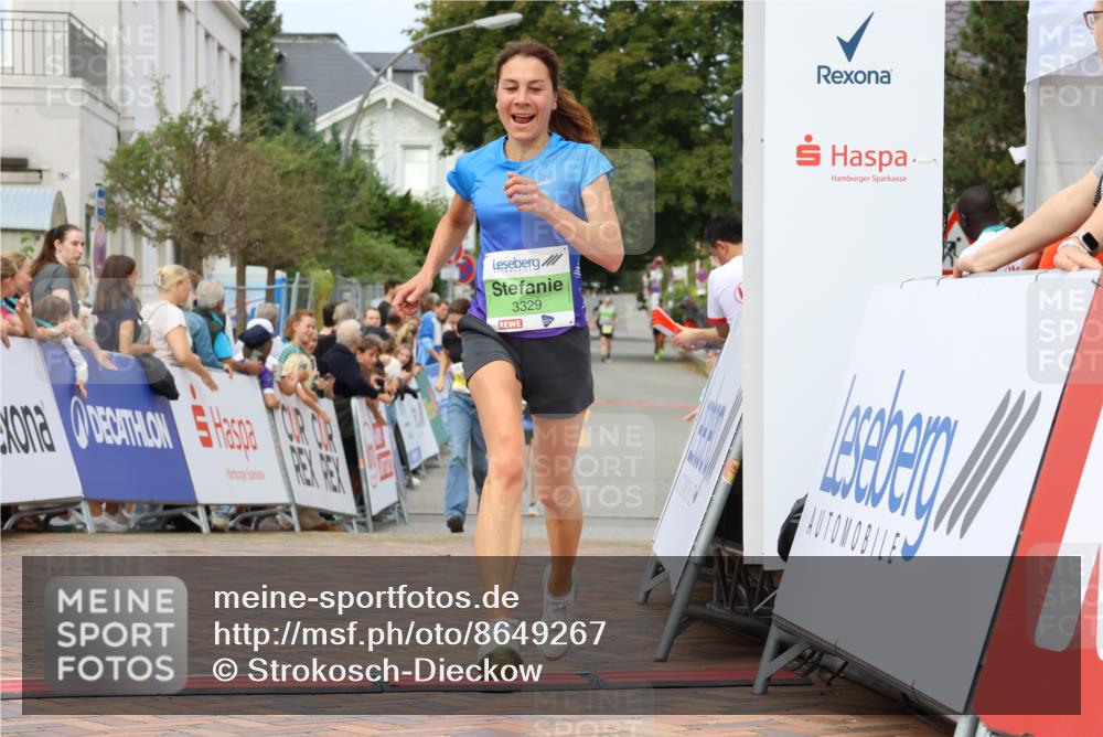 31.08.2025 - 21. Blankeneser Heldenlauf Strokosch-Dieckow http://msf.ph/oto/8649267 31.08.2025 10:49:33 Ziel 2434, 3414, 3329 meine-sportfotos.de