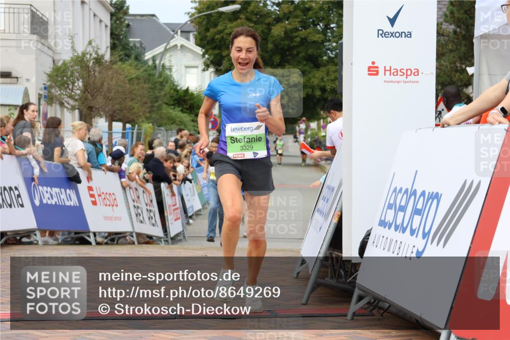 31.08.2025 - 21. Blankeneser Heldenlauf Strokosch-Dieckow http://msf.ph/oto/8649269 31.08.2025 10:49:33 Ziel 2434, 3414, 3329 meine-sportfotos.de