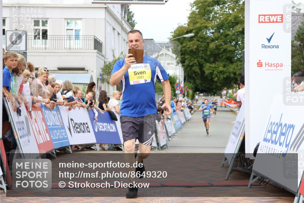 31.08.2025 - 21. Blankeneser Heldenlauf Strokosch-Dieckow http://msf.ph/oto/8649320 31.08.2025 10:49:15 Ziel 2562, 2561 meine-sportfotos.de