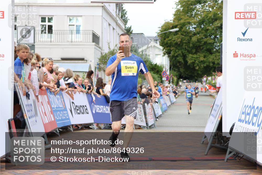 31.08.2025 - 21. Blankeneser Heldenlauf Strokosch-Dieckow http://msf.ph/oto/8649326 31.08.2025 10:49:15 Ziel 2562, 2561 meine-sportfotos.de