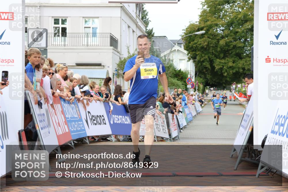 31.08.2025 - 21. Blankeneser Heldenlauf Strokosch-Dieckow http://msf.ph/oto/8649329 31.08.2025 10:49:14 Ziel 2562, 2561 meine-sportfotos.de