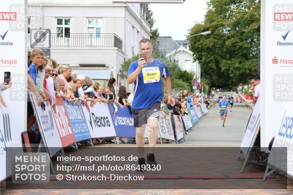 31.08.2025 - 21. Blankeneser Heldenlauf Strokosch-Dieckow http://msf.ph/oto/8649330 31.08.2025 10:49:14 Ziel 2562, 2561 meine-sportfotos.de