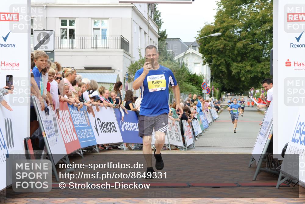 31.08.2025 - 21. Blankeneser Heldenlauf Strokosch-Dieckow http://msf.ph/oto/8649331 31.08.2025 10:49:14 Ziel 2562, 2561 meine-sportfotos.de