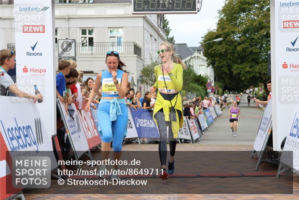 31.08.2025 - 21. Blankeneser Heldenlauf Strokosch-Dieckow http://msf.ph/oto/8649711 31.08.2025 10:43:49 Ziel 2737, 2050, 2116, 2117 meine-sportfotos.de