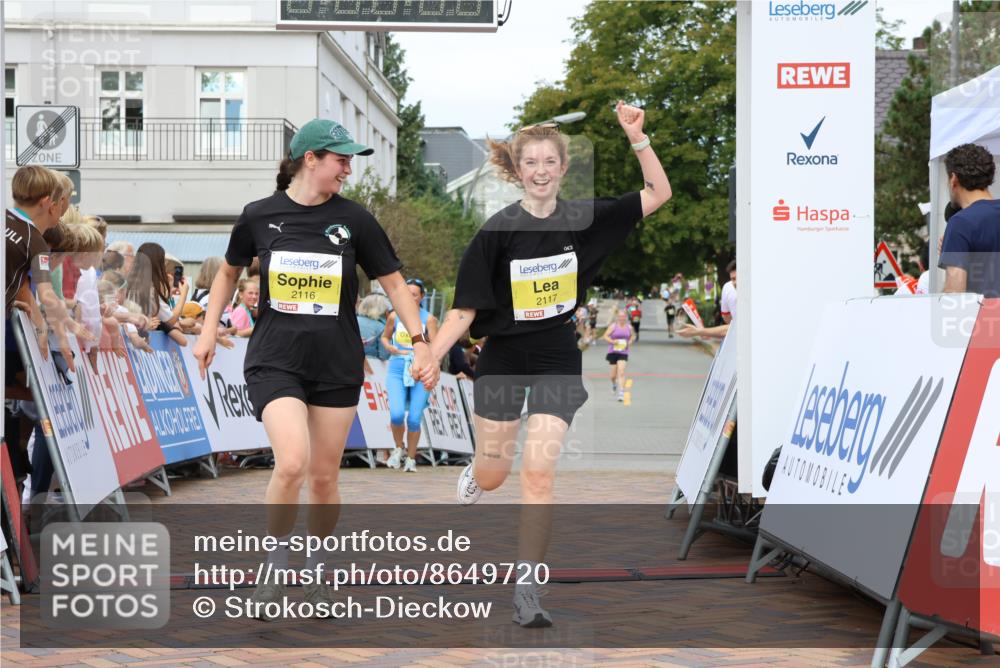 31.08.2025 - 21. Blankeneser Heldenlauf Strokosch-Dieckow http://msf.ph/oto/8649720 31.08.2025 10:43:45 Ziel 2737, 2050, 2116, 2117, 2638, 2637 meine-sportfotos.de