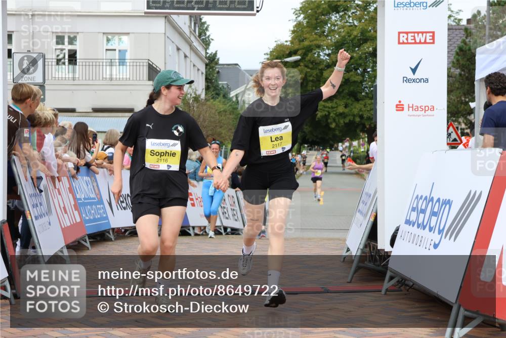 31.08.2025 - 21. Blankeneser Heldenlauf Strokosch-Dieckow http://msf.ph/oto/8649722 31.08.2025 10:43:45 Ziel 2737, 2050, 2116, 2117, 2638, 2637 meine-sportfotos.de