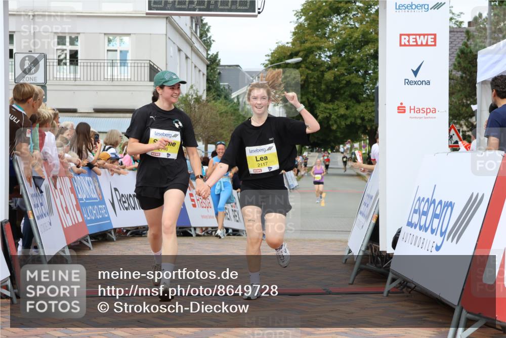 31.08.2025 - 21. Blankeneser Heldenlauf Strokosch-Dieckow http://msf.ph/oto/8649728 31.08.2025 10:43:45 Ziel 2737, 2050, 2116, 2117, 2638, 2637 meine-sportfotos.de