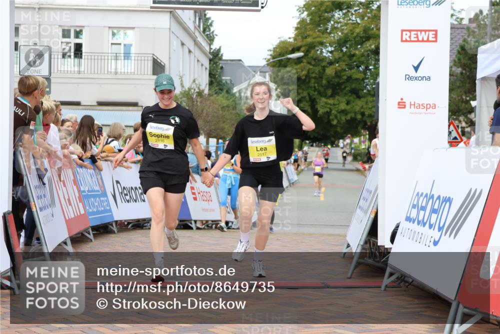 31.08.2025 - 21. Blankeneser Heldenlauf Strokosch-Dieckow http://msf.ph/oto/8649735 31.08.2025 10:43:45 Ziel 2737, 2050, 2116, 2117, 2638, 2637 meine-sportfotos.de