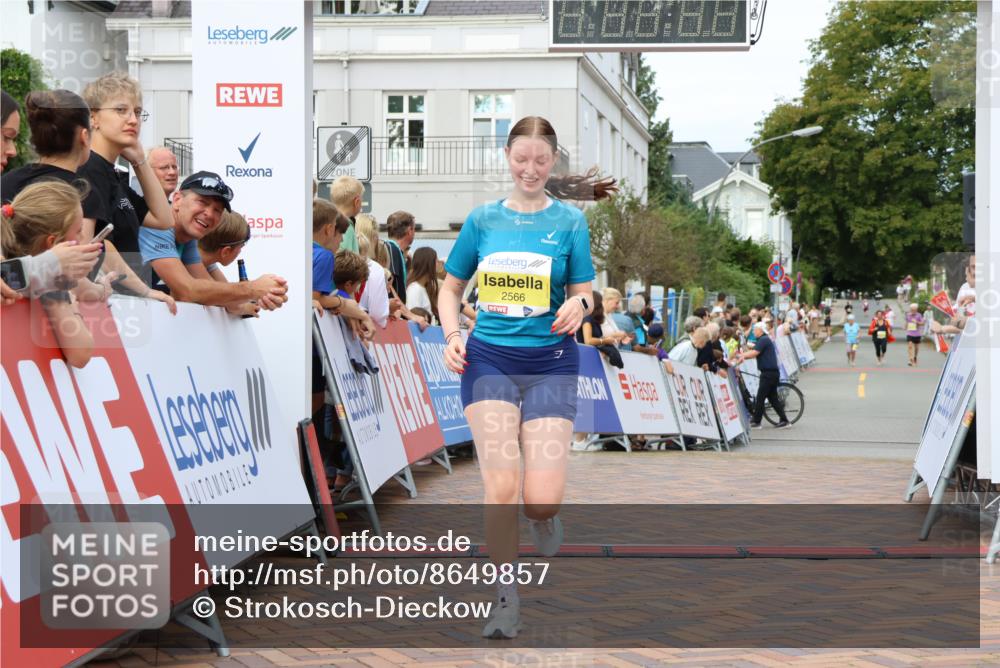 31.08.2025 - 21. Blankeneser Heldenlauf Strokosch-Dieckow http://msf.ph/oto/8649857 31.08.2025 10:41:23 Ziel 2566, 2539, 2453 meine-sportfotos.de